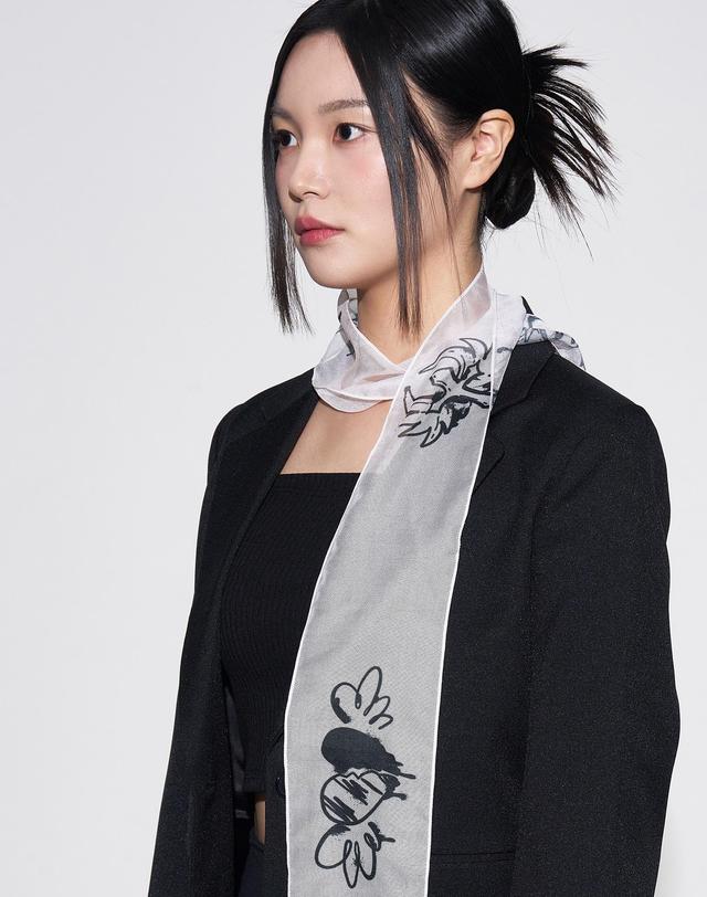 리끌로우 HAI LONG SCARF EMOJI 스카프 착용컷