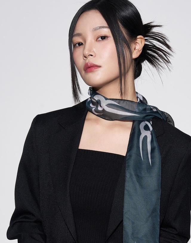리끌로우 HAI LONG SCARF SPINE 스카프 착용컷