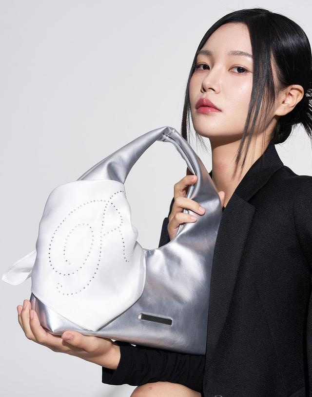 리끌로우 R-CUBIC SILK SCARF IVORY 스카프 착용컷