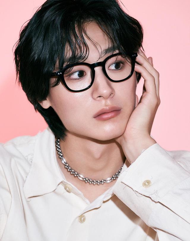 리끌로우 ZEHE 폴더 블루라이트 안경 BLACK 착용컷