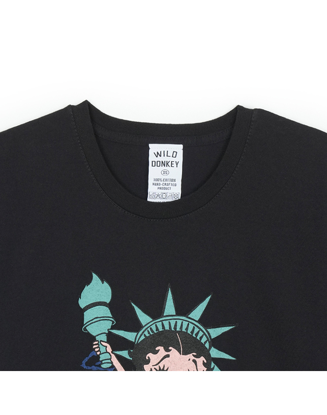 와일드 동키 와일드동키 남여공용 BETTY LIBERTY 티셔츠 블랙 WDCOTS03-019 착용컷