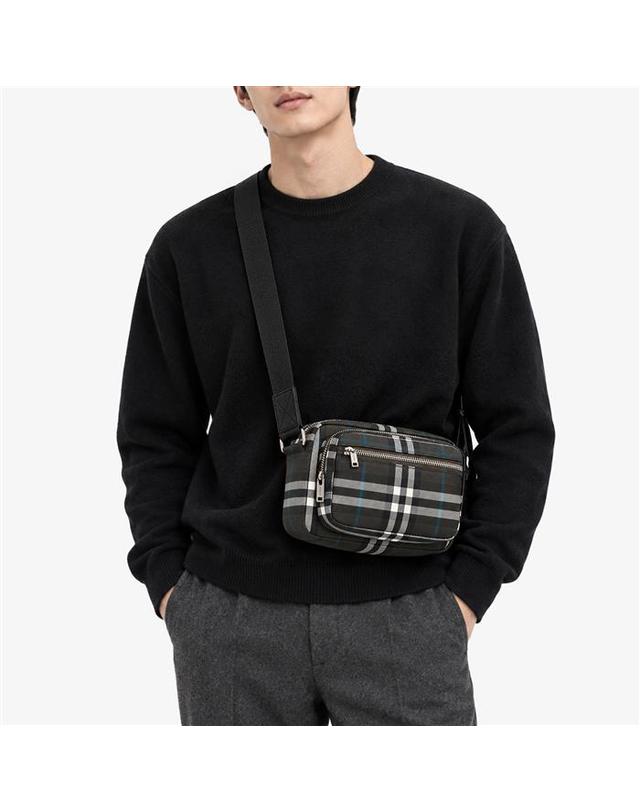 버버리 버버리 WARNER 와너 체크 남녀공용 카메라백 크로스백 81203651 착용컷
