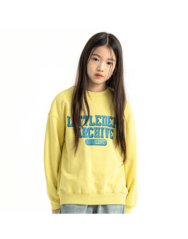 리틀뎁 아카이브 로고 맨투맨 Yellow 착용컷