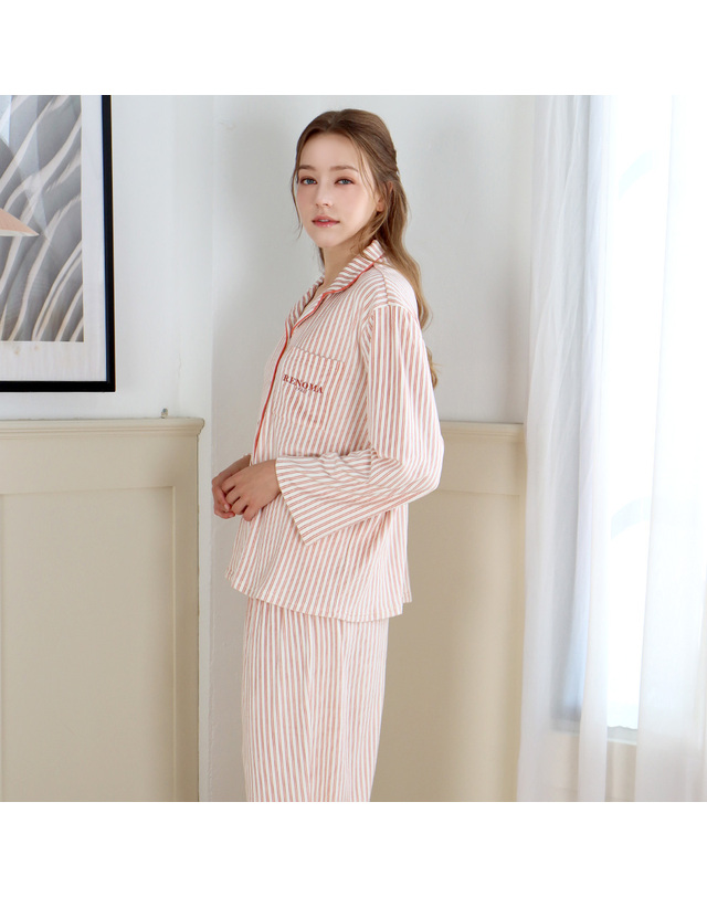 레노마언더웨어 여성 스트라이프 밍크 스판 9부 잠옷 상하의 세트 OR_AF3SF48267 착용컷