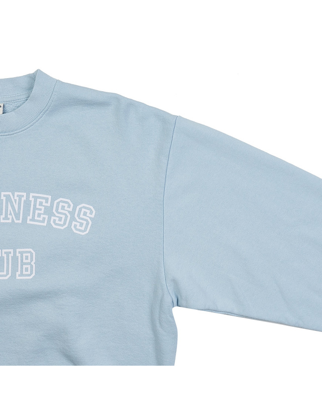 스포티앤리치 [스포티앤리치] 웰니스 클럽 맨투맨 WELLNESS CLUB FLOCKED CREWNECK BABY BLUE WHITE 착용컷