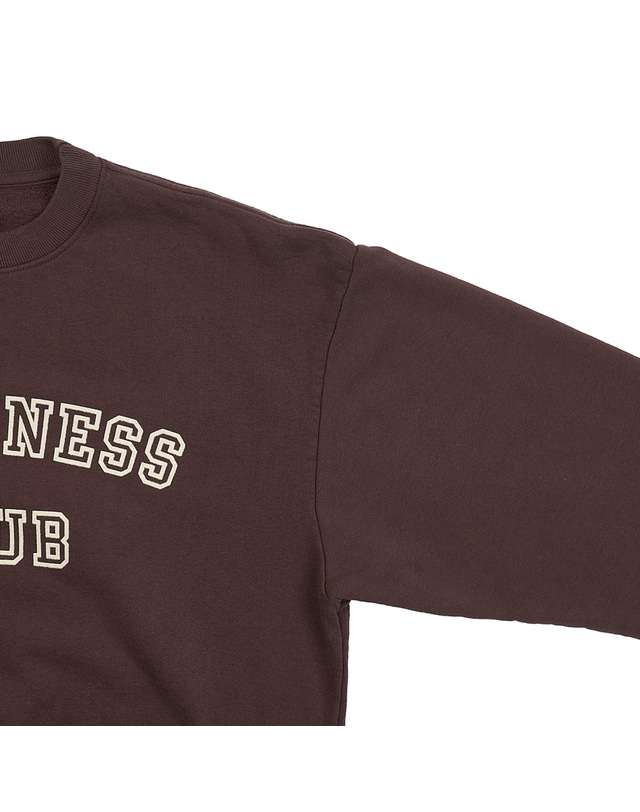 스포티앤리치 [스포티앤리치] 웰니스 클럽 맨투맨 WELLNESS CLUB FLOCKED CREWNECK CHOCOLATE CREAM 착용컷