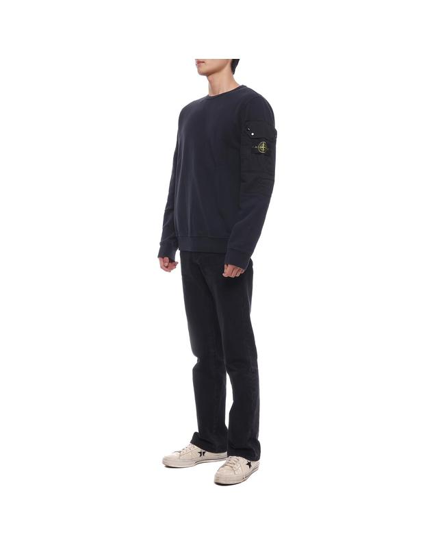 스톤아일랜드 24FW 남성 포켓 와펜 패치 맨투맨 (811563920 V0020 24F) 착용컷