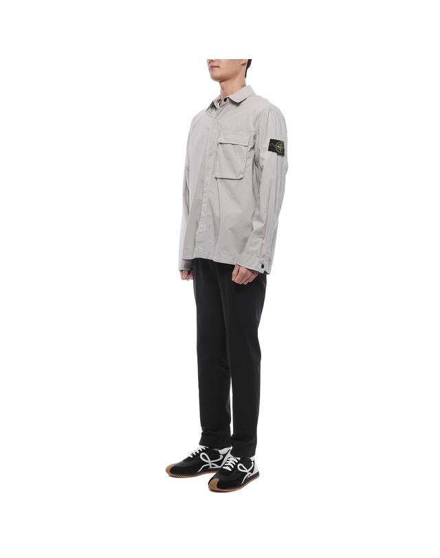 스톤아일랜드 26SS 남성 와펜 패치 오버셔츠 재킷 (L1S151200032 S0003 V0061 26S) 착용컷