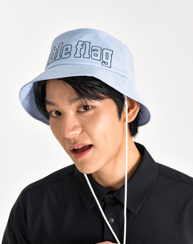 더블플래그 남성 [시어서커] 라이트 블루 남여공용 빅로고 그래픽 시어서커 버킷햇 밝은 블루 착용컷