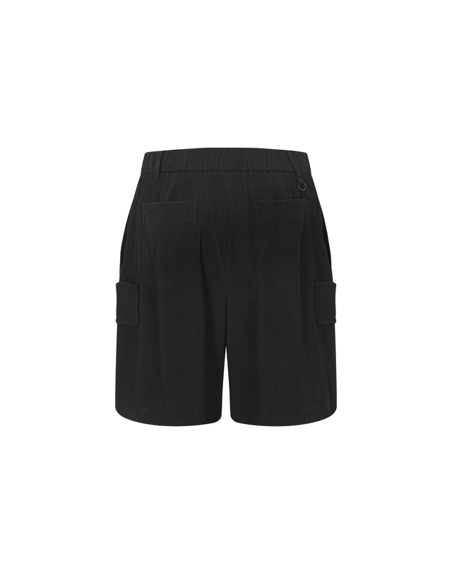 더블플래그 남성 [Micro Pleats] 블랙 남성 Micro Pleats 포켓 디테일 하프 팬츠 착용컷