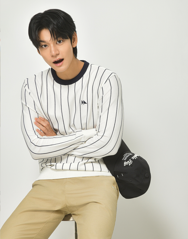 더블플래그 남성 [데일리 코디] 아이보리 남성 버티컬 스트라이프 긴팔 라운드 니트 착용컷