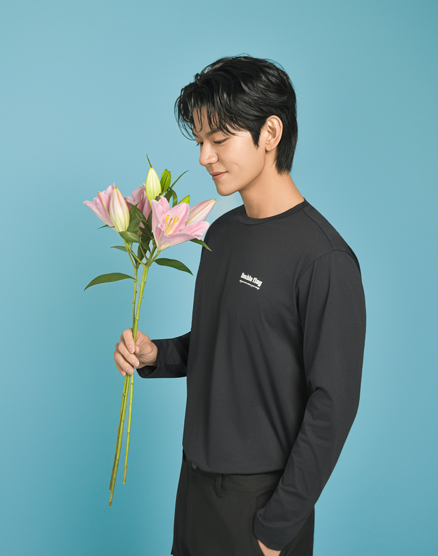 더블플래그 남성 [데일리 코디] 블랙 남성 라운딩 그래픽 긴팔 라운드 티셔츠 착용컷