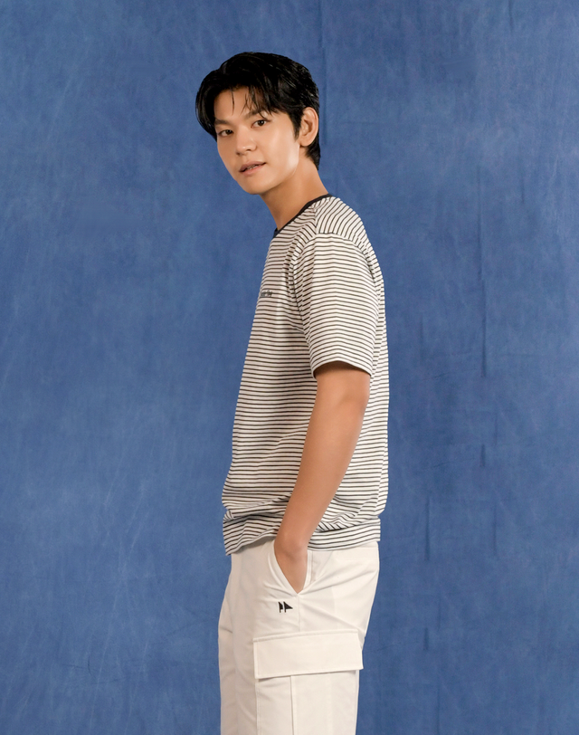 더블플래그 남성 [데일리 코디] 네이비 남성 그래픽 디테일 스트라이프 라운드 반팔 티셔츠 착용컷