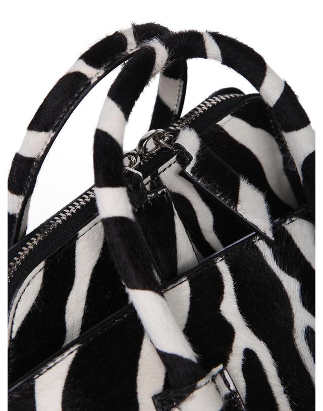 아티코 [해외직구] 26FW 디아티코 Zebra 프린트, 레더 디테일, 탑 집 클로저, 더블 handles 260WAH0006LBT156PR020 TP582337066 착용컷