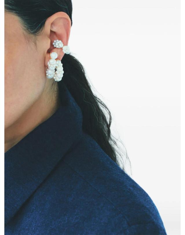 컴플리티드웍스 [해외직구] 컴플릿티드 웍스 pearl embellished hoop earrings 12317649207560 TP725500946 착용컷