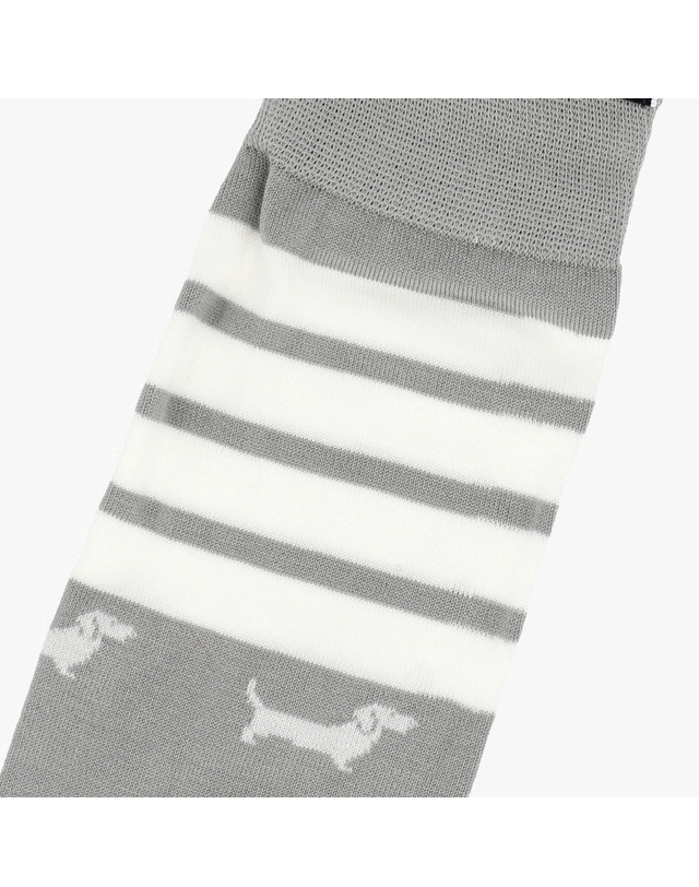 톰브라운 [톰브라운 THOM BROWNE] FAS226A Y3012 055 남성 양말 착용컷