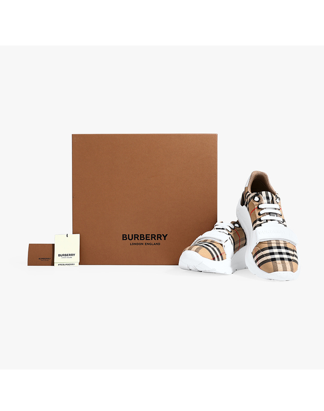 버버리 [버버리 BURBERRY] 8048577 A7028 남성 스니커즈 착용컷
