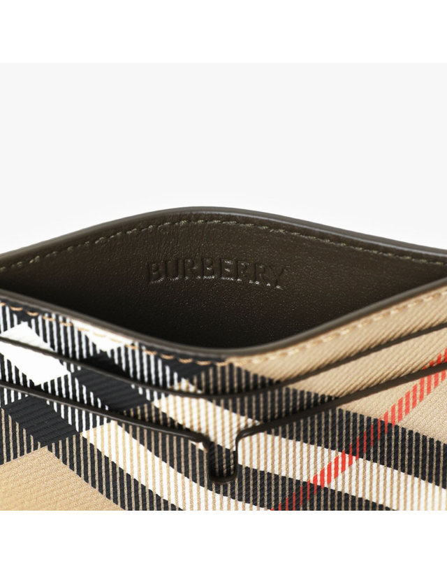 버버리 [버버리 BURBERRY] 8091914 A2021 공용 카드홀더 착용컷