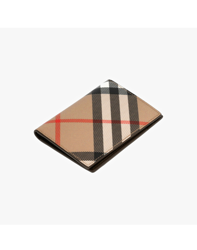 버버리 [버버리 BURBERRY] 8091906 A2021 남성 카드지갑 착용컷