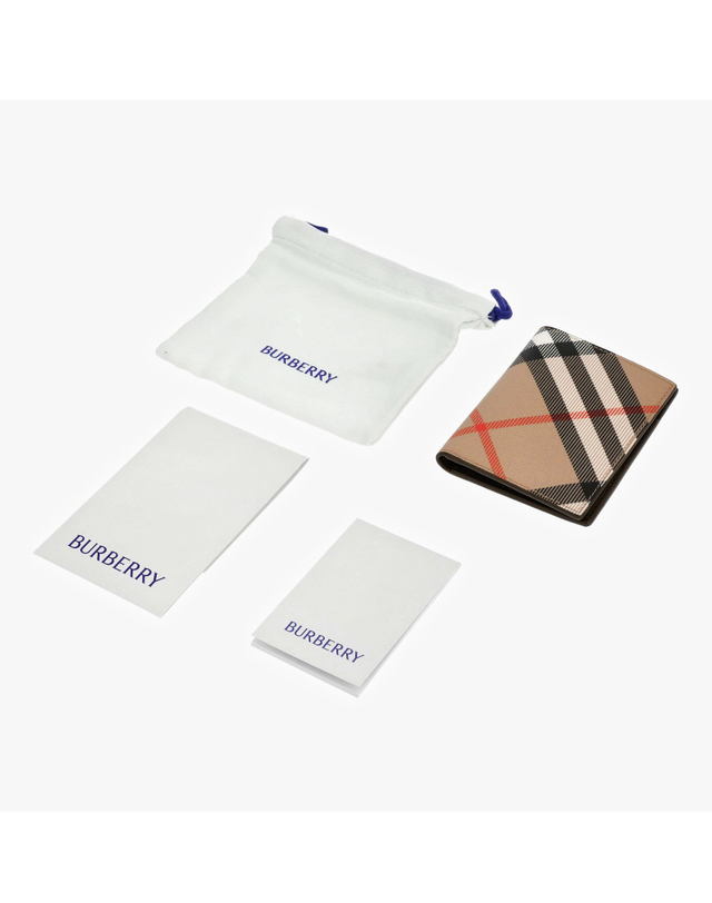 버버리 [버버리 BURBERRY] 8091906 A2021 남성 카드지갑 착용컷