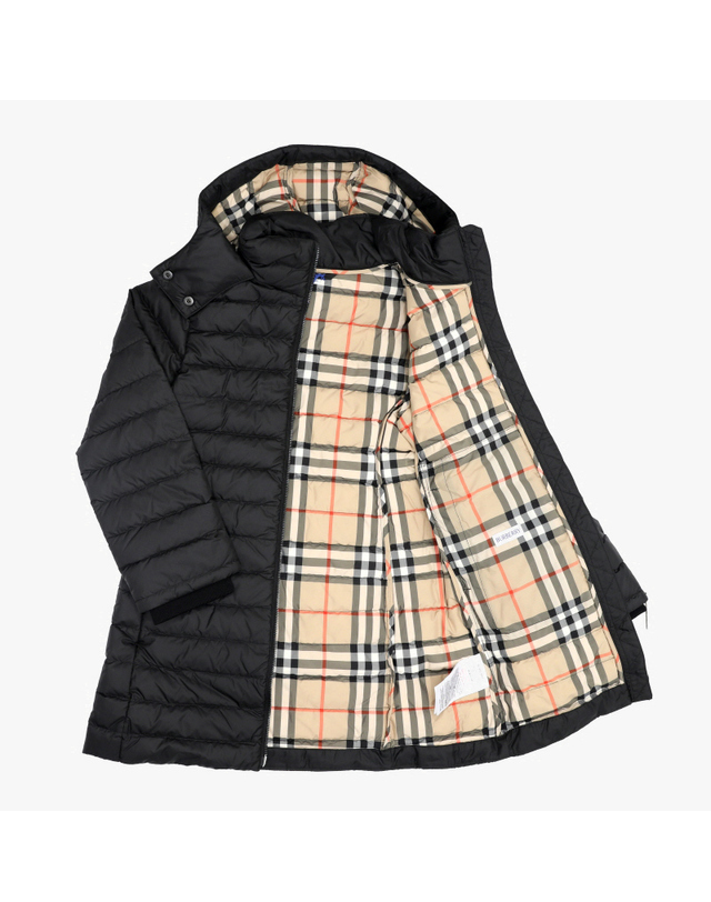 버버리 [버버리 BURBERRY] 8109351 A1189 토마스 베어 로고 패치 후드 롱 여아 아동 패딩 착용컷