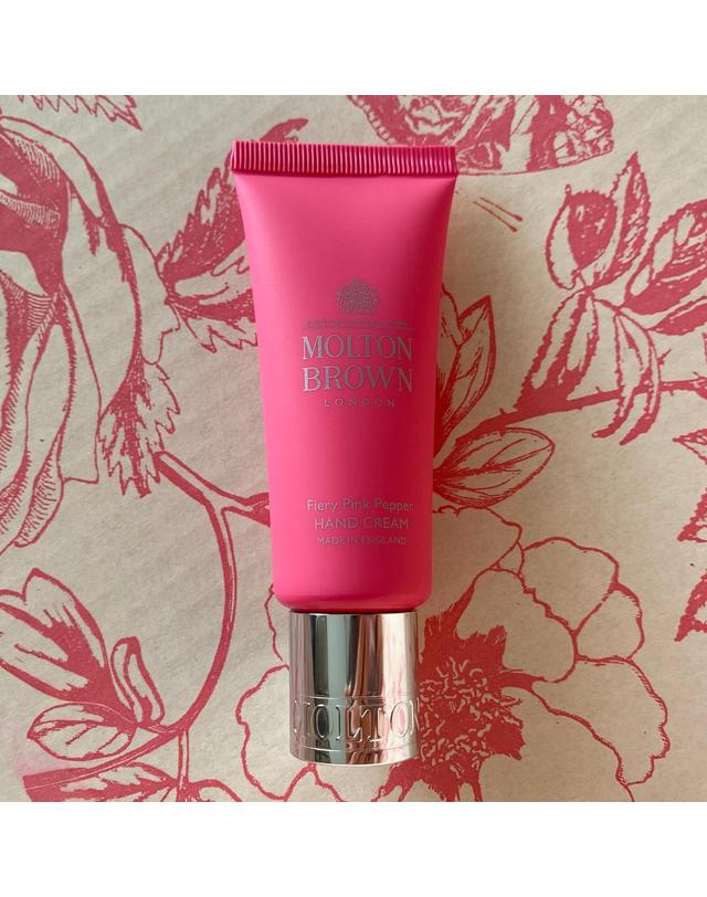 몰튼 브라운 몰튼 브라운 파이어리 핑크 페퍼 핸드 크림 40ml 착용컷