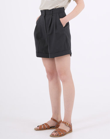 줄리 핀턱 카브라 코튼 하프 팬츠 네이비