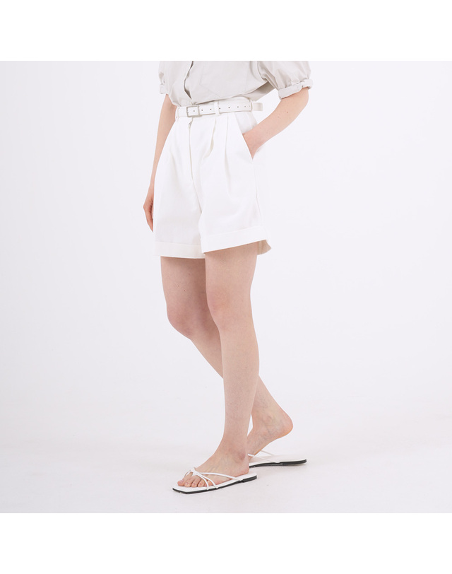에이본 줄리 핀턱 카브라 코튼 하프 팬츠 아이보리 착용컷