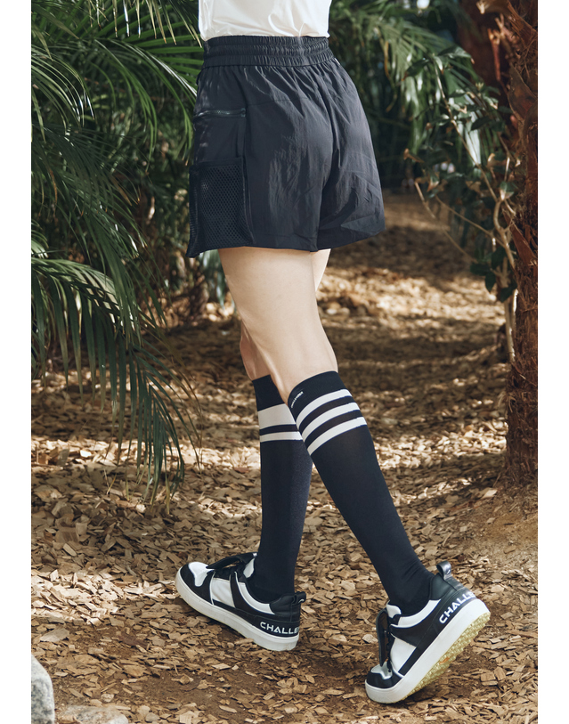 챌린저 [챌린저] 탈부착 메쉬빅포켓 허리스트링 여성 큐롯형 반바지 블랙_CHD2WHP0684BK 착용컷