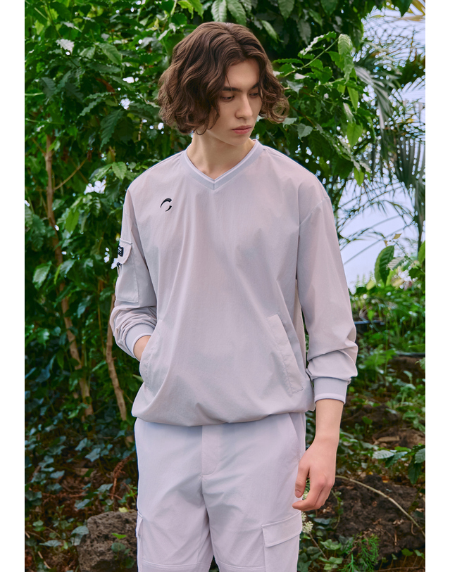 챌린저 [챌린저] 남성 나일론 스트레치 배색 V넥 우븐탑 라이트그레이 착용컷