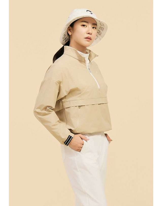 챌린저 [챌린저] 여성 하이넥 반집업 스트레치 우븐탑 베이지 착용컷