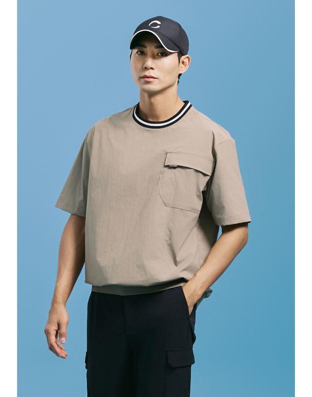 챌린저 [챌린저] 남성 배색 디테일 라운드 반팔 우븐탑 베이지 착용컷