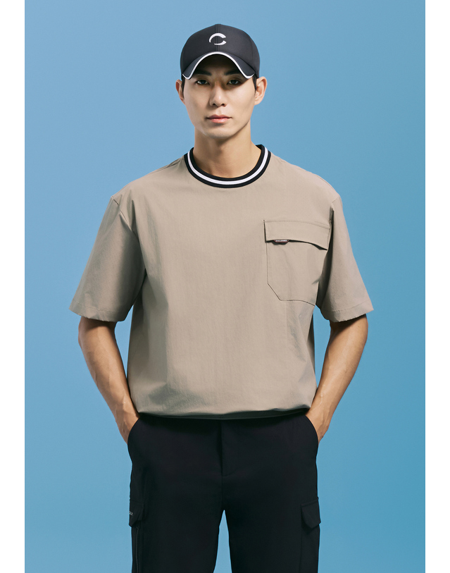 챌린저 [챌린저] 남성 배색 디테일 라운드 반팔 우븐탑 베이지 착용컷