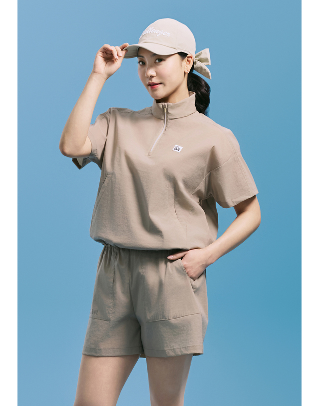 챌린저 [챌린저] 여성 경량 하이넥 반집업 반팔 우븐탑 베이지 착용컷