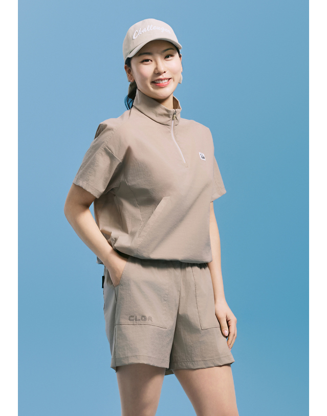 챌린저 [챌린저] 여성 경량 하이넥 반집업 반팔 우븐탑 베이지 착용컷