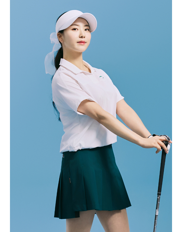 챌린저 [챌린저] 여성 에어리 스트레치 오픈 카라 반팔 우븐탑 화이트 착용컷