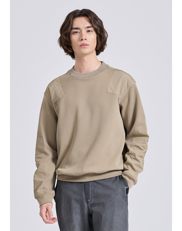 챌린저 남성 익스플로러 우븐패치 라운드 긴팔 티셔츠 베이지 착용컷