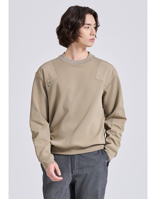 챌린저 남성 익스플로러 우븐패치 라운드 긴팔 티셔츠 베이지 착용컷