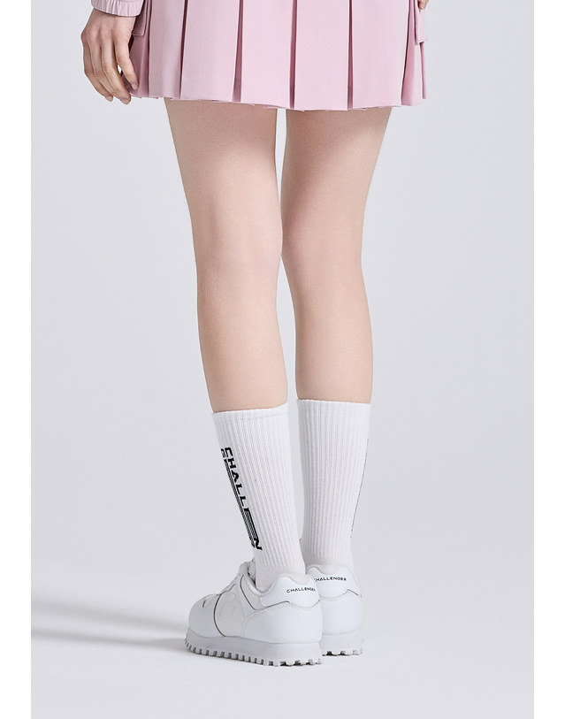 챌린저 유니 로고 디테일 쿠션 중목 양말 화이트 착용컷
