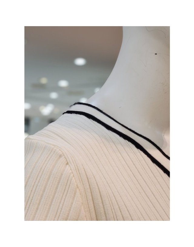 씨 [갤러리아] [SI][26S/S ] 버튼 라인 포인트 브이넥 긴팔 니트 (SCUCB29620) 착용컷