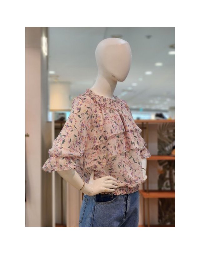 씨 [갤러리아] [SI][26S/S] 넥라인 셔링 프린팅 포인트 블라우스 (SCBAE24270) 착용컷