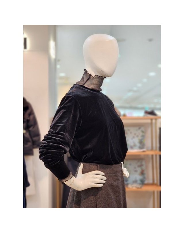 씨 [갤러리아] [SI][24F/W] 벨벳 자수 크롭 티셔츠 (SDIBX28190) 착용컷
