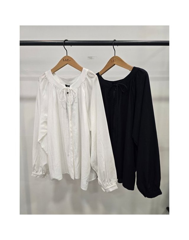 랩 [갤러리아] LAP 라운드넥 셔링 블라우스 AS7XB363 착용컷
