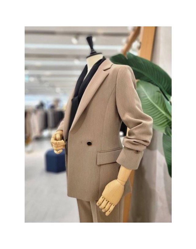 리안뉴욕 [갤러리아] F/W 슬림정장재킷 RQYWJK290 착용컷