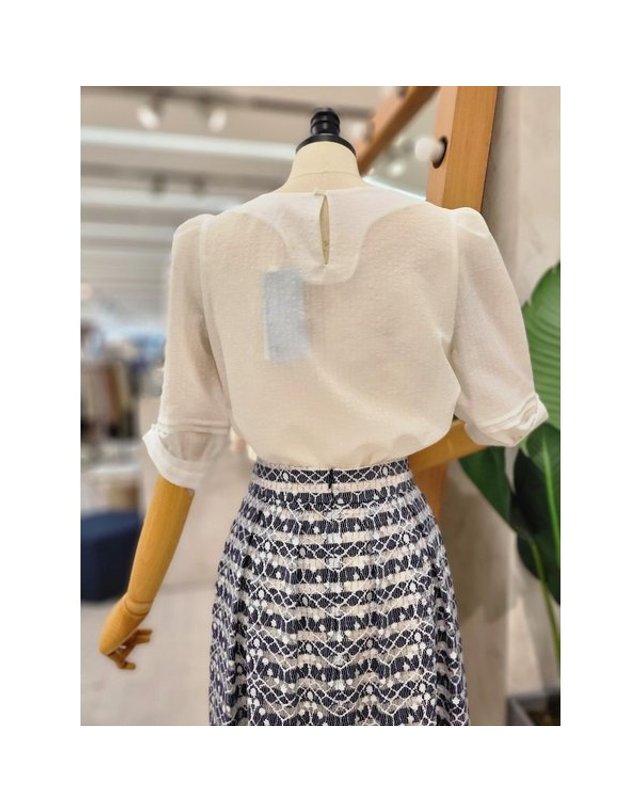 리안뉴욕 [갤러리아] S/S 스퀘어넥퍼프소매블라우스RRGWBL020 착용컷