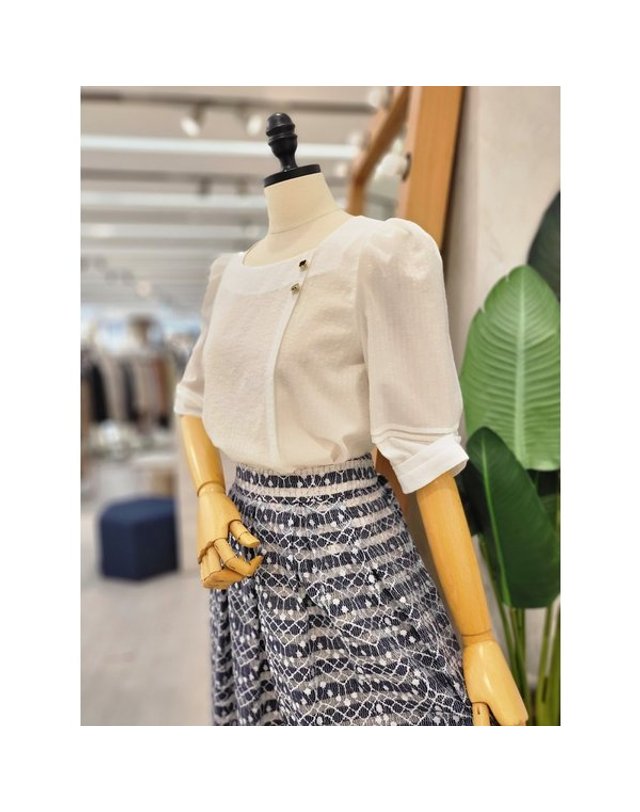 리안뉴욕 [갤러리아] S/S 스퀘어넥퍼프소매블라우스RRGWBL020 착용컷