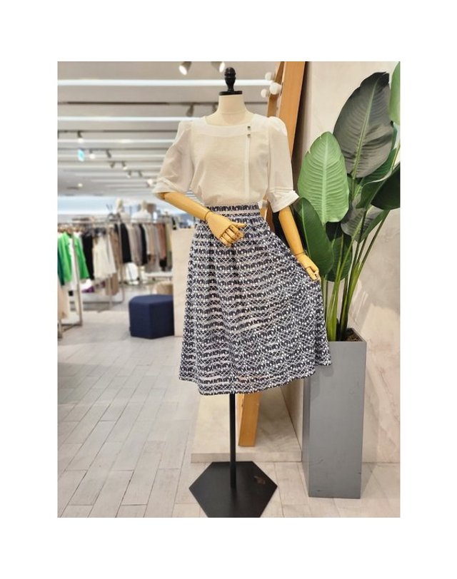 리안뉴욕 [갤러리아] S/S 스퀘어넥퍼프소매블라우스RRGWBL020 착용컷