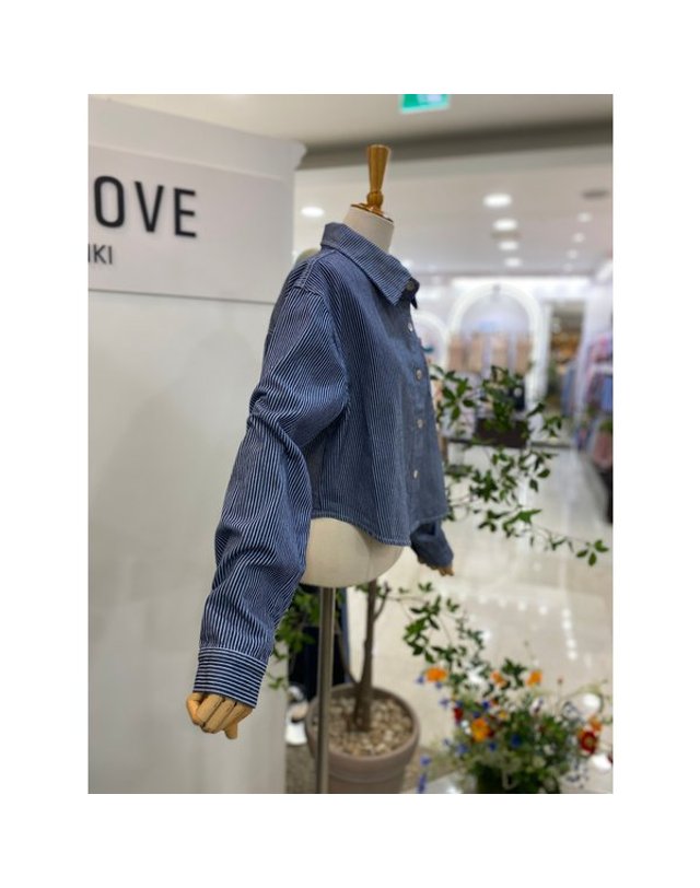 레코브 [갤러리아] [레코브]스트라이프 데님 크롭남방 (LG31FXDN507X) 착용컷