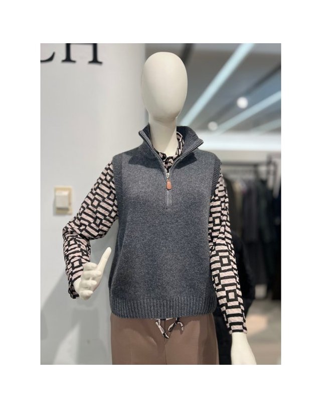 안지크 [갤러리아] 갤러리아백화점안지크(25F/W)니트베스트 니트조끼 넥조끼 (AJ4KV5130) 착용컷
