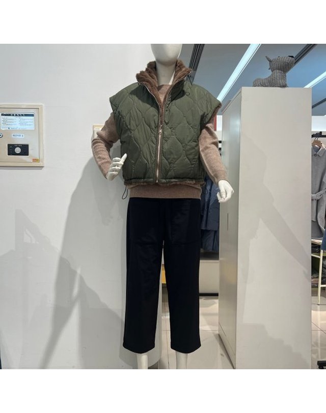 안지크 [갤러리아] 안지크(24F/W)패딩조끼 패딩털양면베스트(AI4VT5160) 착용컷